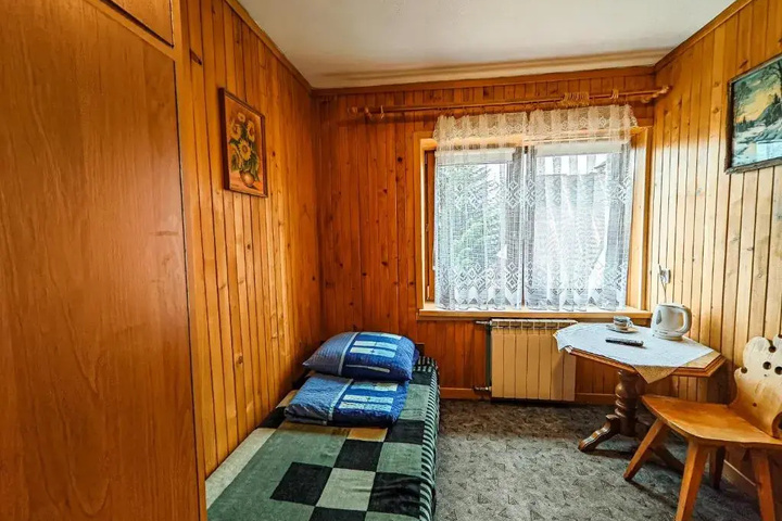 Room 6 of 13