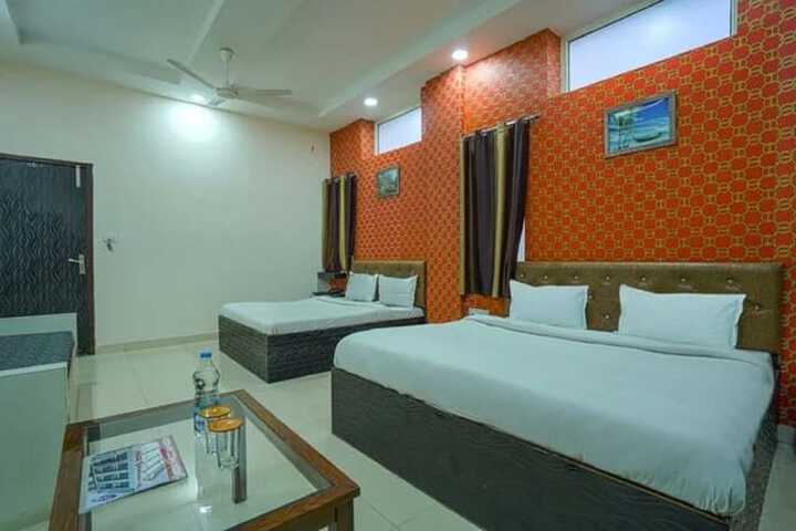 Room 4 of 8