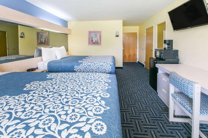 1 Queen Bed (6 of 17)