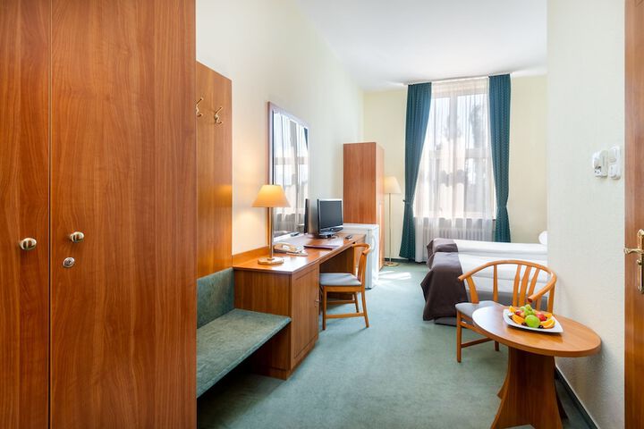 Room 7 of 32