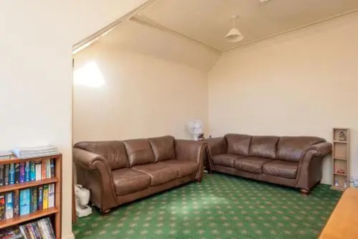 Room 9 of 18