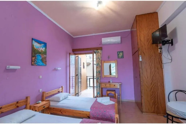 Room 6 of 13
