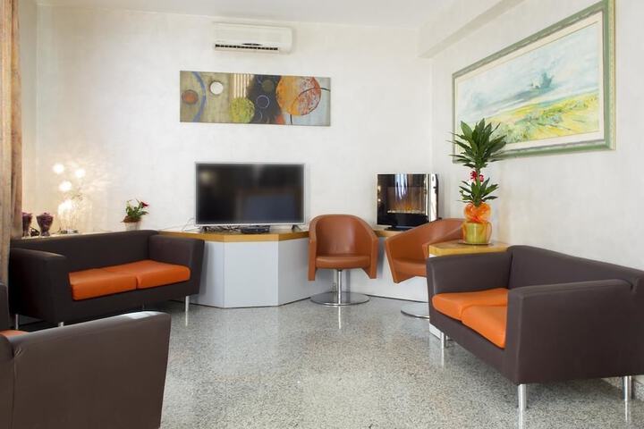 Entrance & Lobby