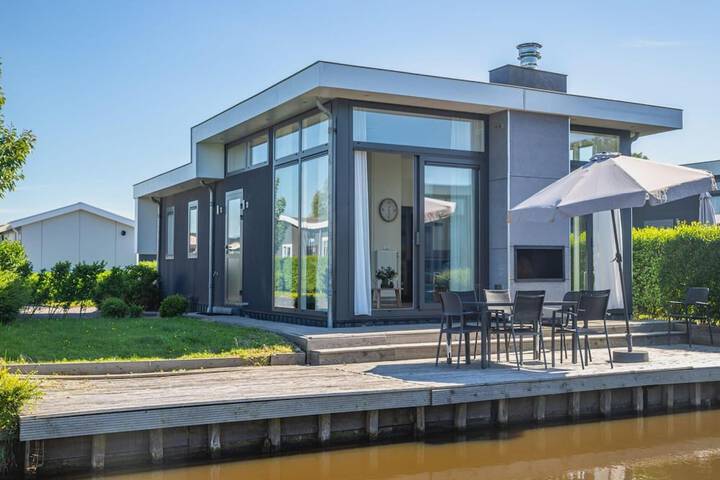 Drenthe Family Getaway w / Garden in West-Graftdijk