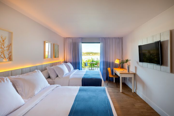Room 16 of 120