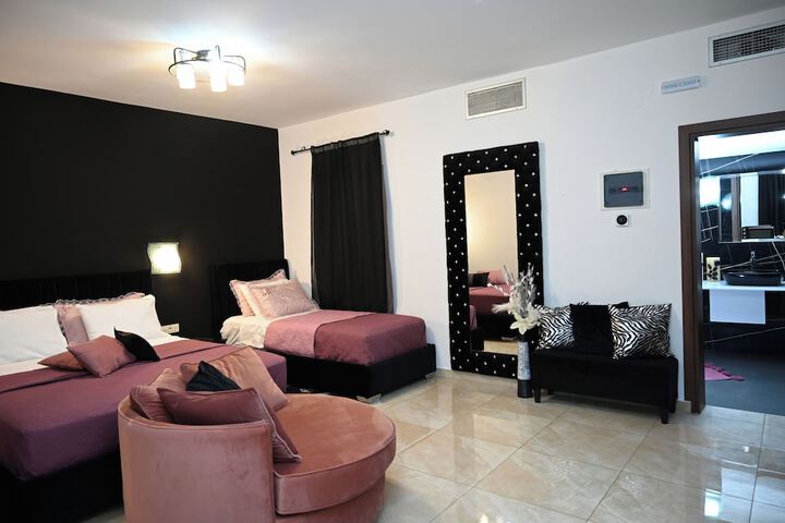 Room 6 of 89