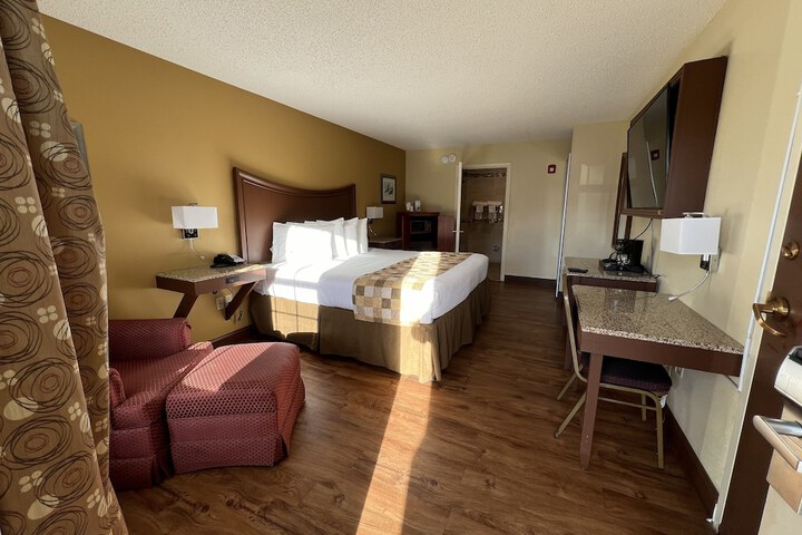 1 King Bed (5 of 6)