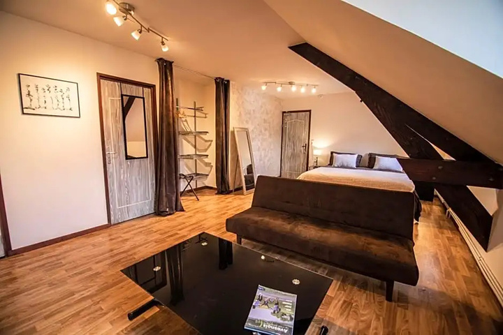 Room 2 of 10