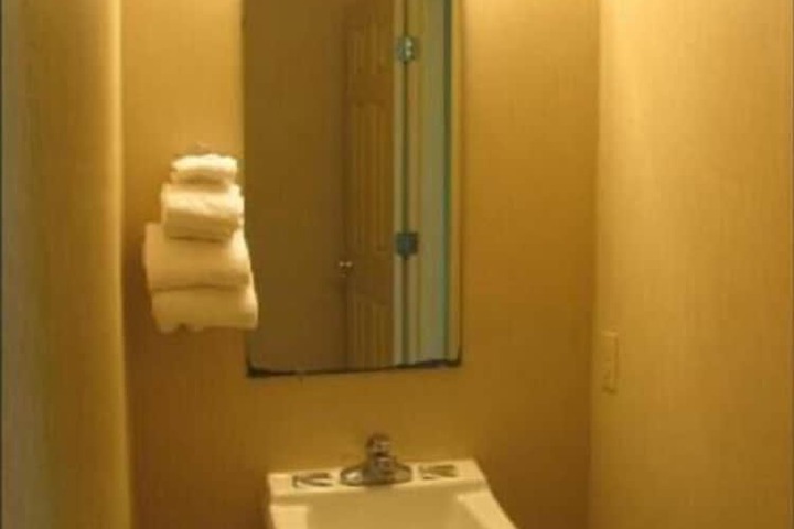 Room 4 of 9