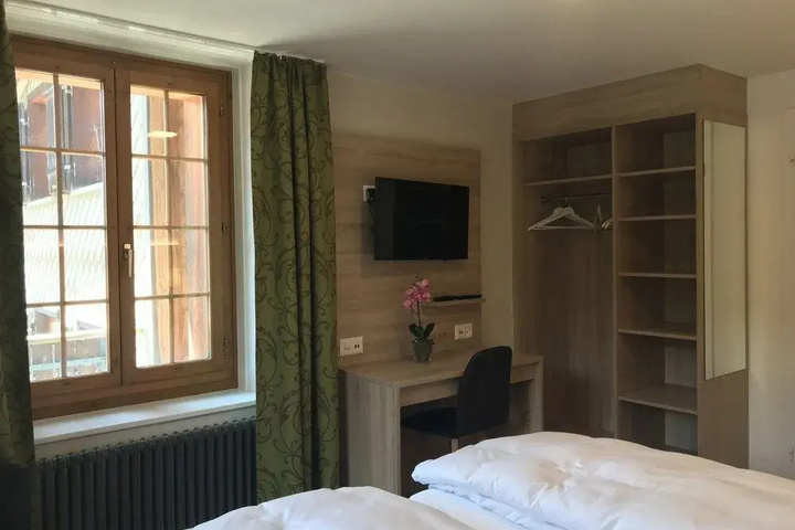 Room 5 of 17