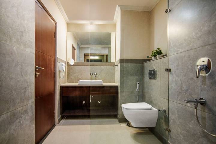 Room 5 of 9