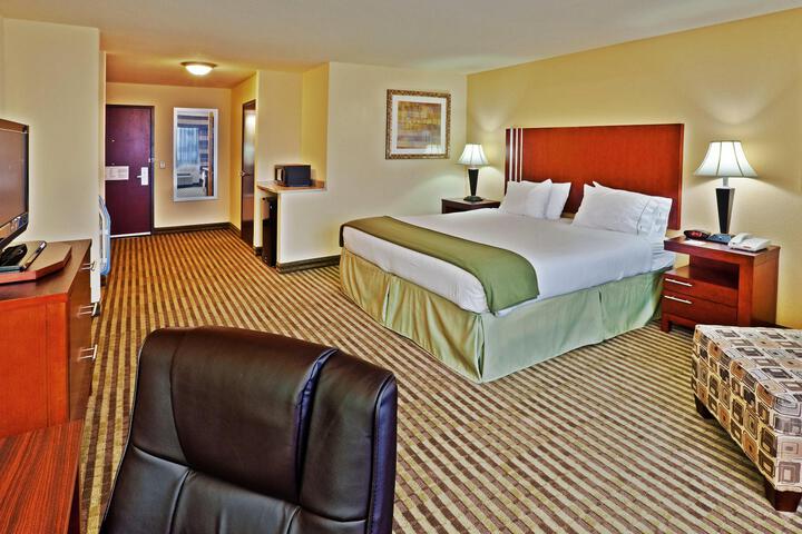 1 King Bed (3 of 9)