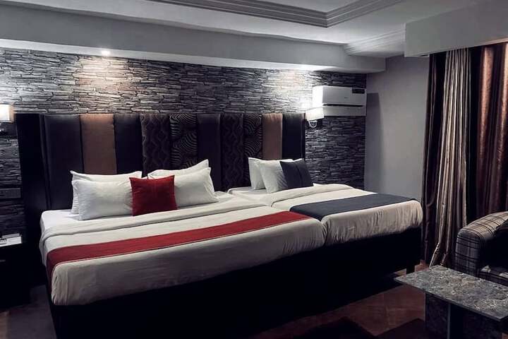 Room 10 of 37