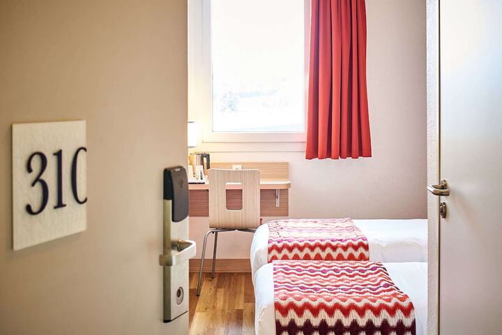 Room 10 of 38