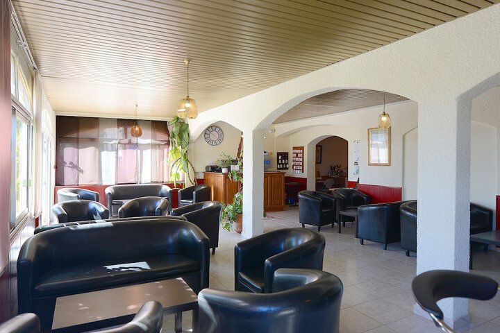Lounge 34 of 50