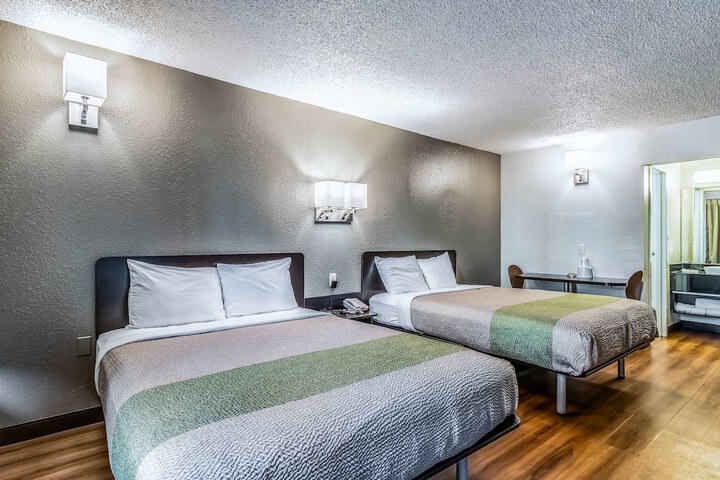 Deluxe Room 1 Queen Bed Kitchenette (7 of 24)