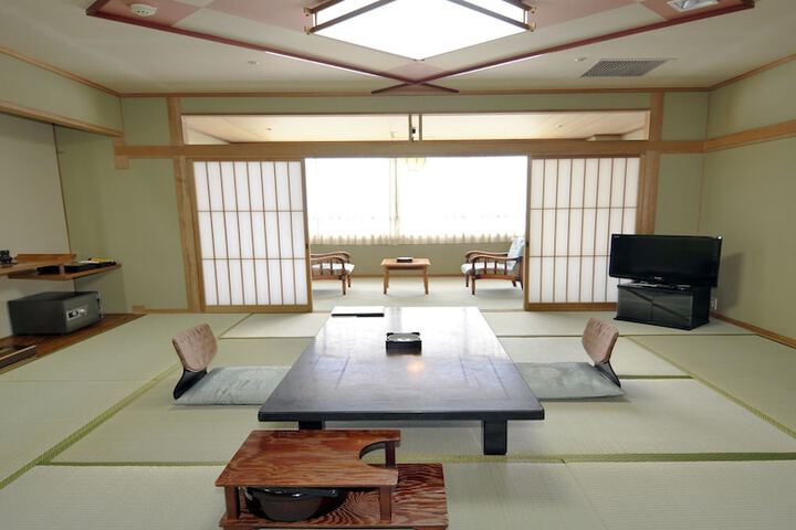 Room 6 of 27