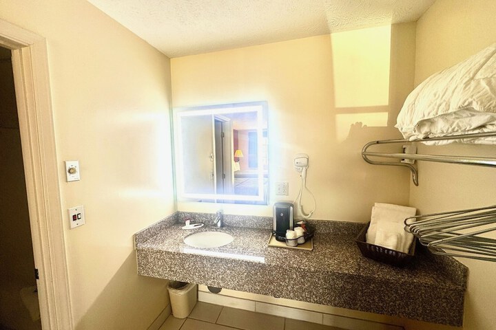 Room 21 of 28