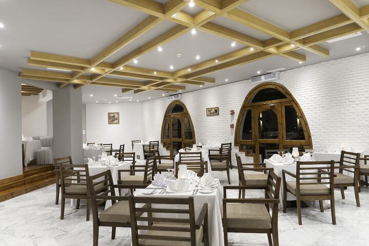 Dining 43 of 75