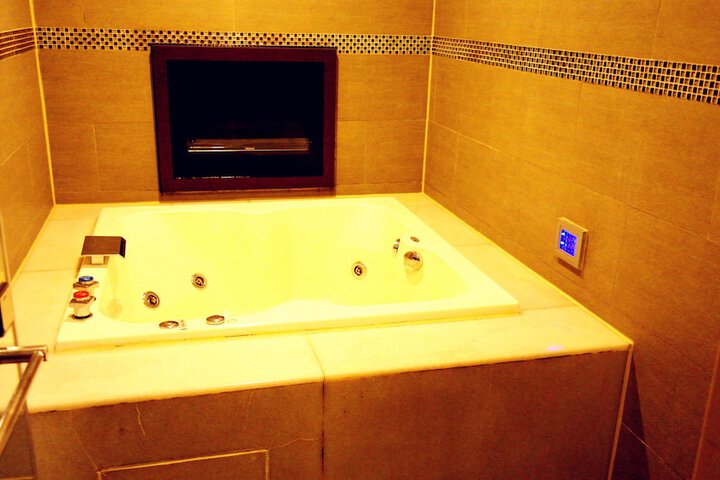 Jetted tub