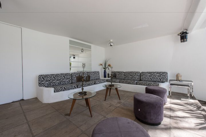 Lounge 93 of 117