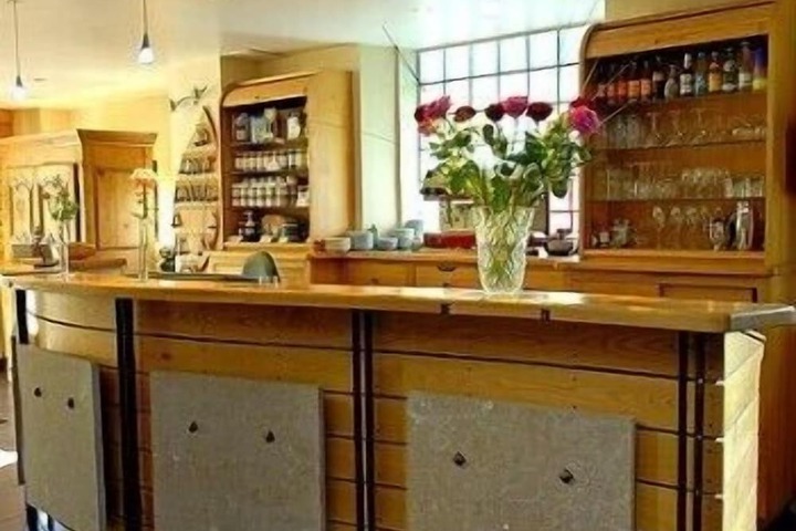 Concierge desk