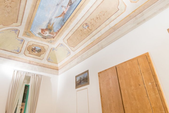 Room 4 of 34
