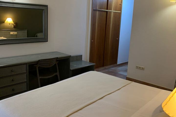 Room 28 of 102