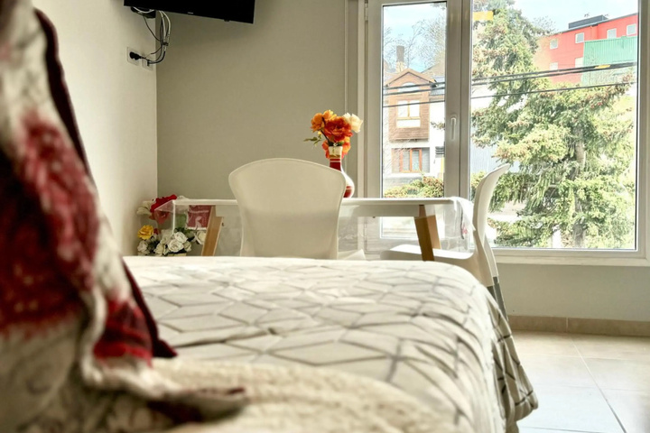Room 6 of 12