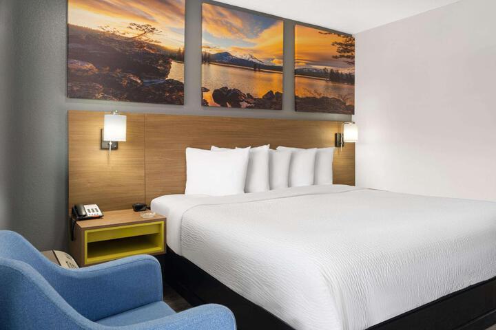 1 King Bed Corner Room (16 of 17)