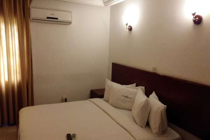 Room 5 of 33