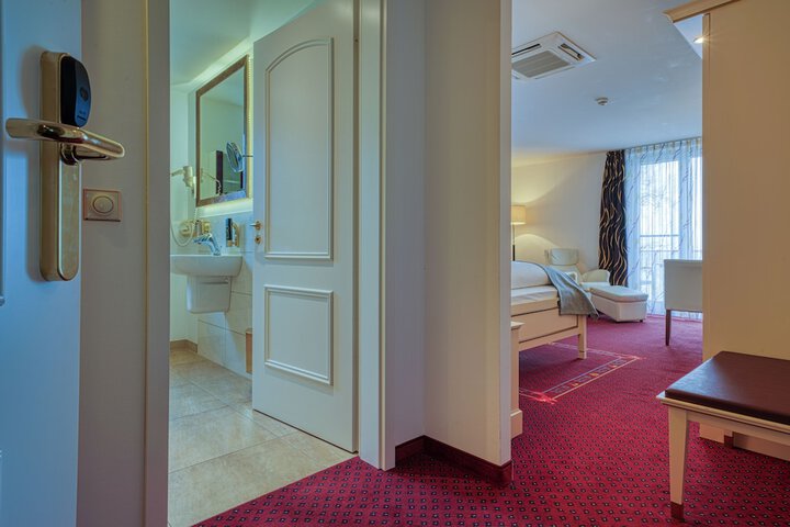 Room 22 of 77