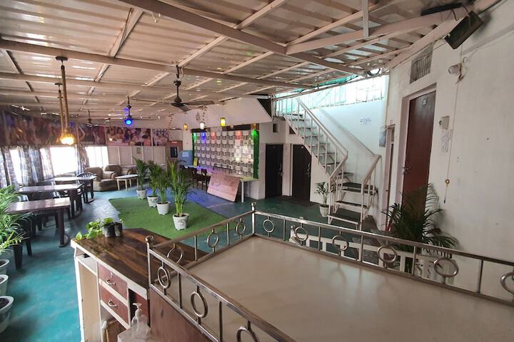 Room 4 of 8