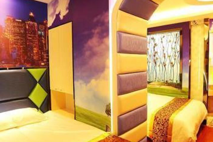 Room 8 of 9