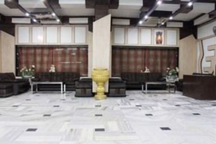OYO Premium Junction Road Mathura 2