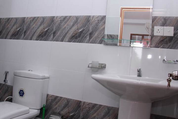 Room 6 of 9