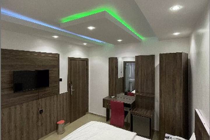 Room 10 of 27