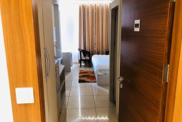 Room 4 of 10