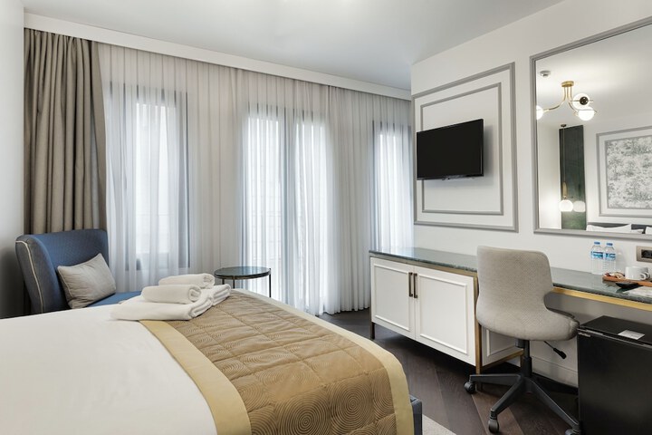 Room 33 of 86