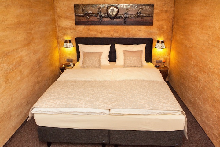 Room 2 of 81