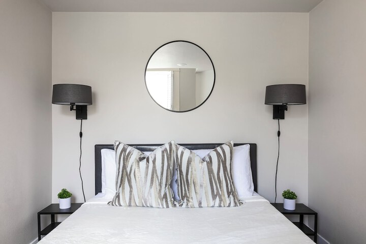 Room 4 of 200