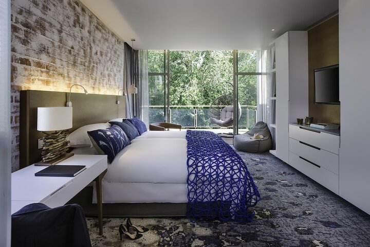 Room 4 of 108