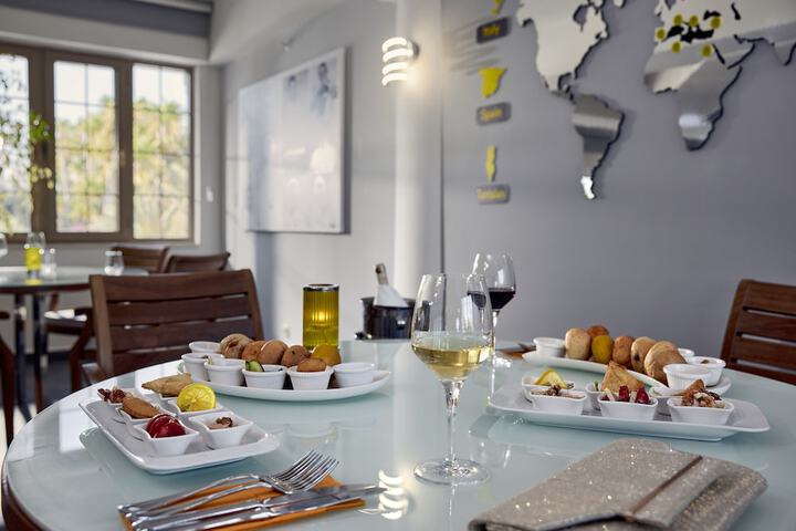 Dining 77 of 102