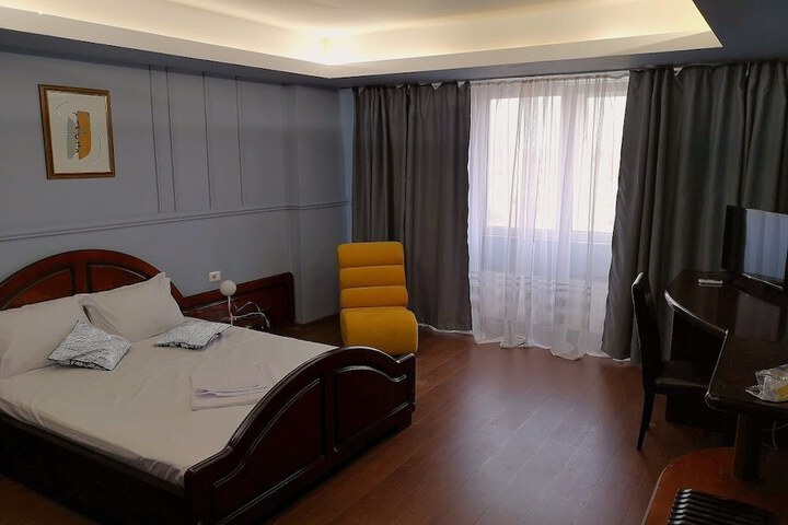 Room 13 of 18