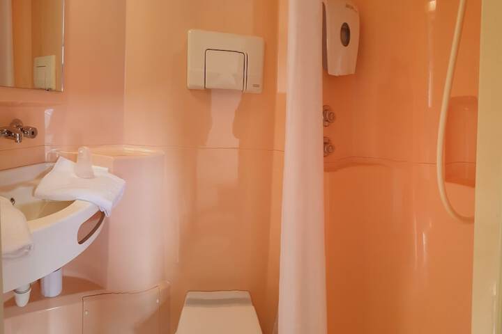 Room 34 of 44