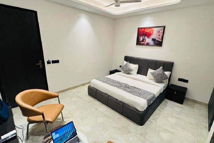 Room 15 of 32