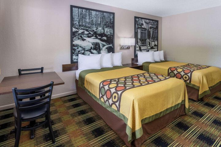 2 Queen Beds Deluxe Room (1 of 4)