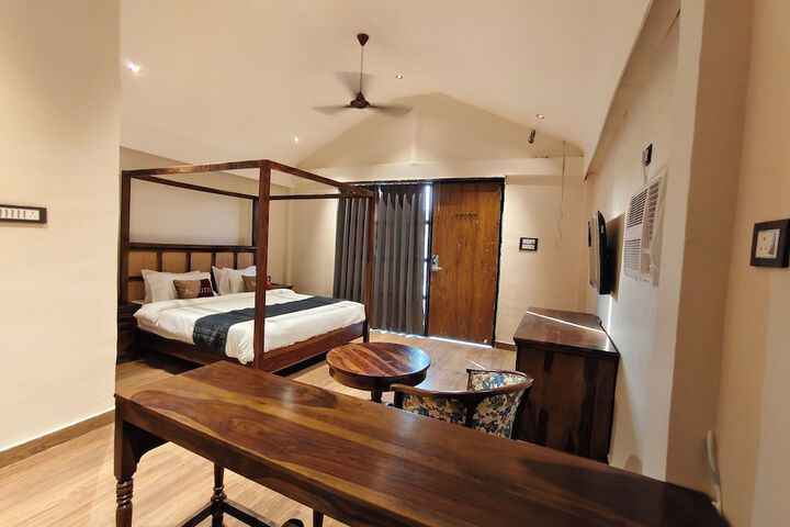 Room 7 of 12
