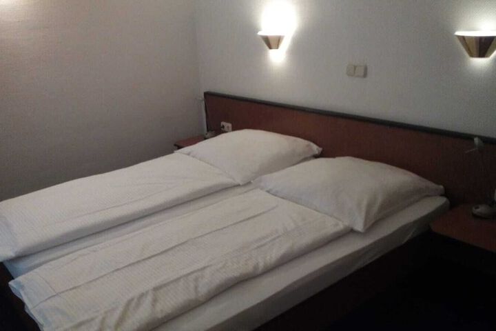 Room 6 of 38