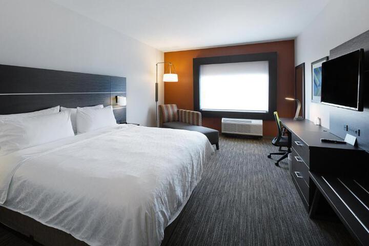 1 King Bed Standard Pet Friendly (2 of 9)
